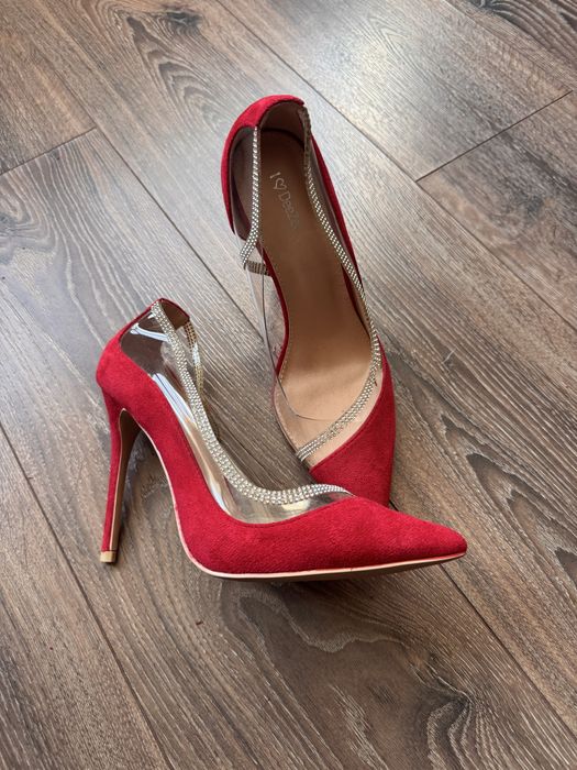 Червени обувки на ток с кристали