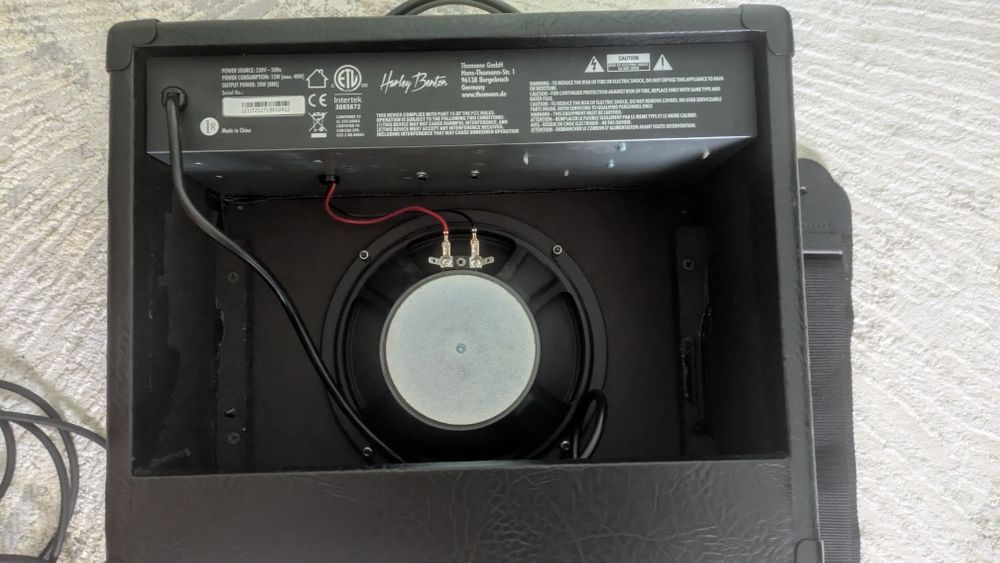 Vând amplificator Harley Benton Hb-20r+ accesorii