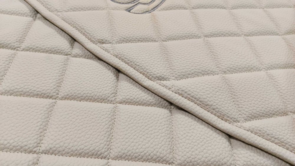 Кожени стелки бежови за Scania R 2010-2016 година с три бродирани лога