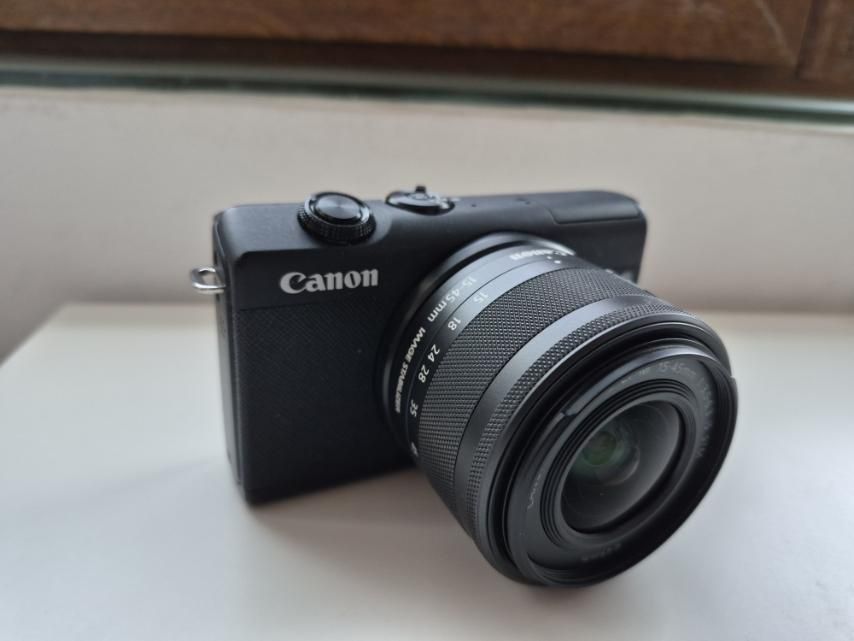 Продавам фотоапарат Canon EOS M200 + 16gb SD карта