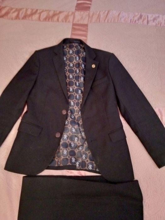 Продам костюм школьный