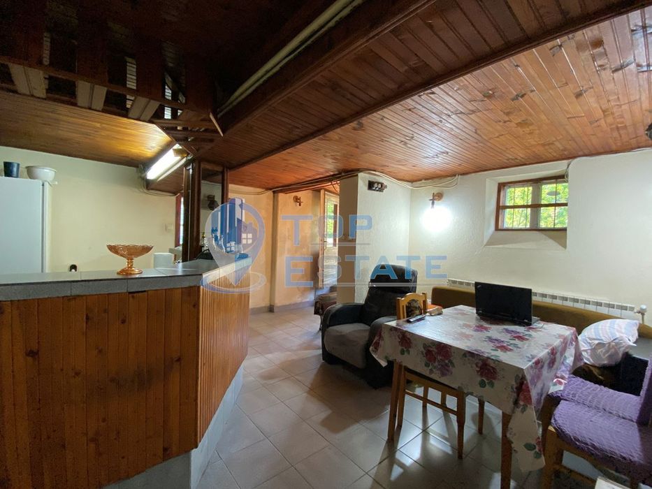 Двуетажна тухлена къща и автосервиз в с. Самоводене, област Велико Тъ