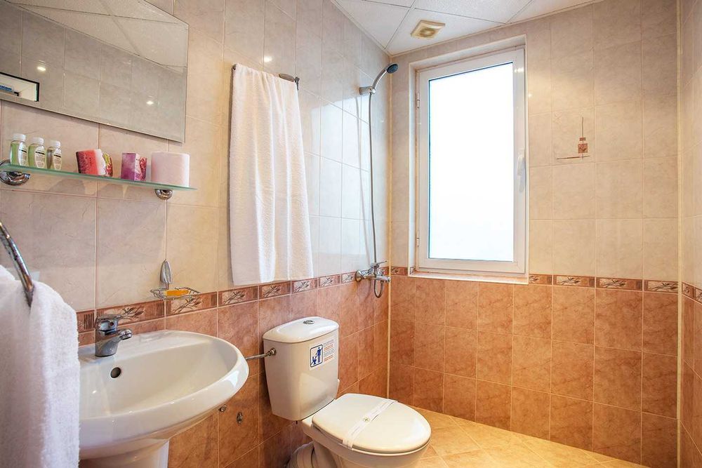 Дава се под наем Хотел в с. Главатарци, Област Кърджали - 1000 кв.м за 1299000 € - Снимка #13