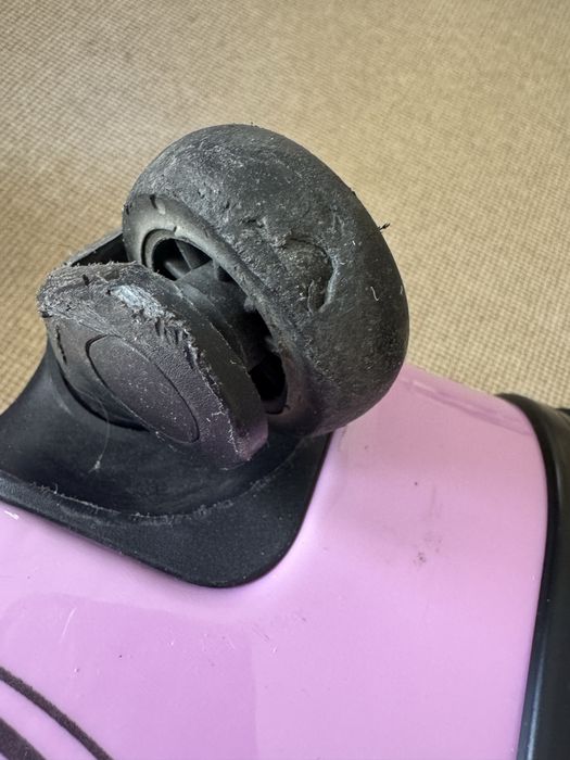 Твърд куфар, среден размер с колелца 68х45х27 без колелца 60х42х27