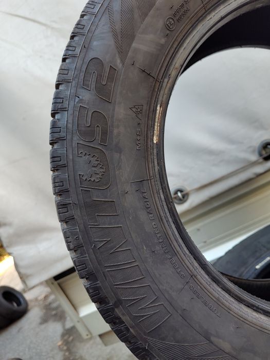 Продавам 2 зимни гуми 205/65/16 С бус Lassa