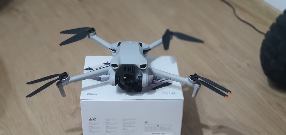 DJI Mini 3 + DJI RC cu Ecran + Accesorii