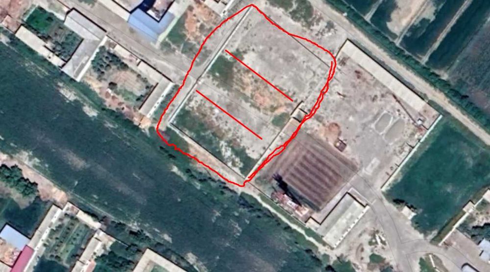 Атрофи уралган ер участкаси сотилади.