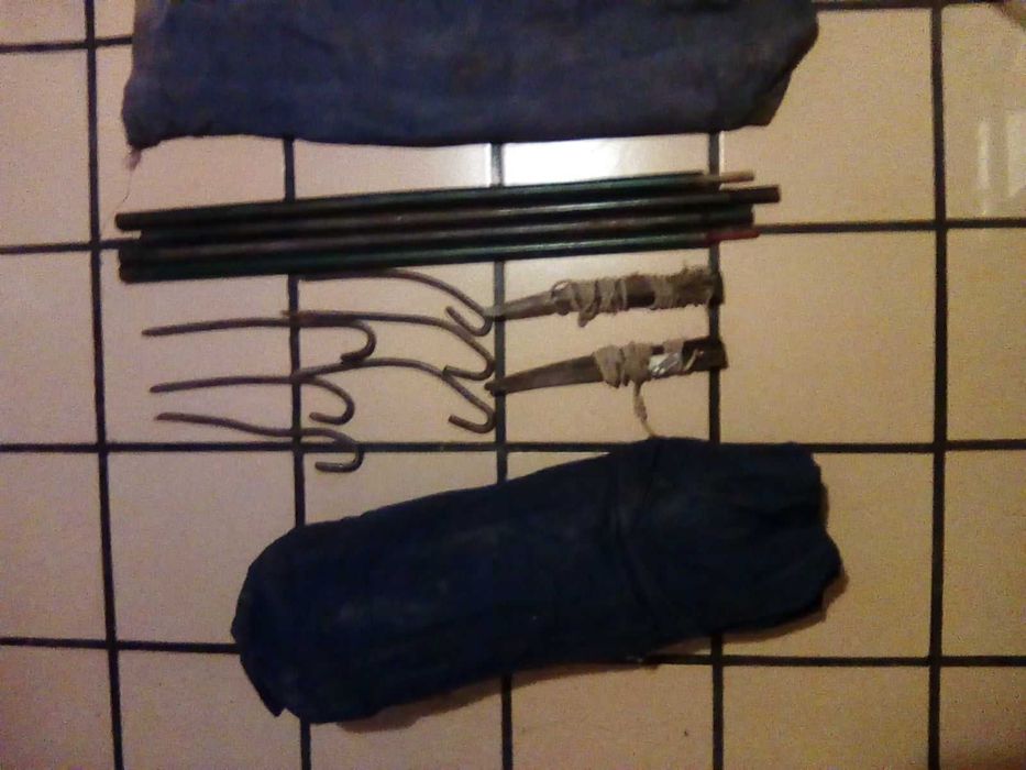 палатка, рибарско столче и стол с облегалка и дървени подлакътници