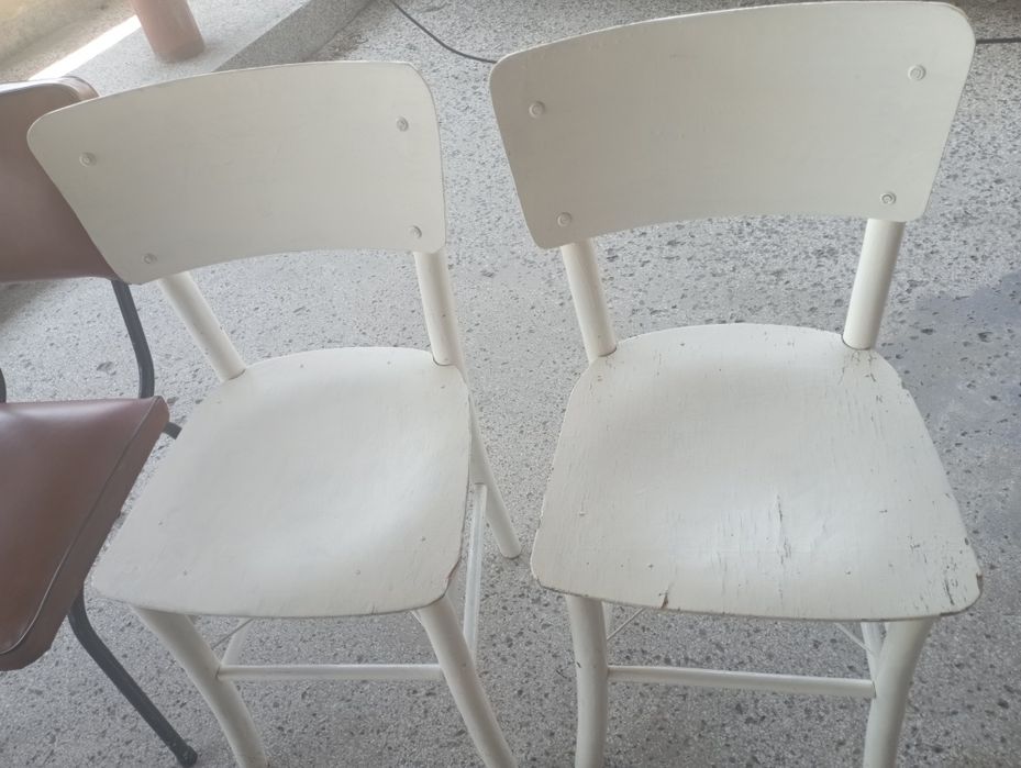 Четири стола и маса