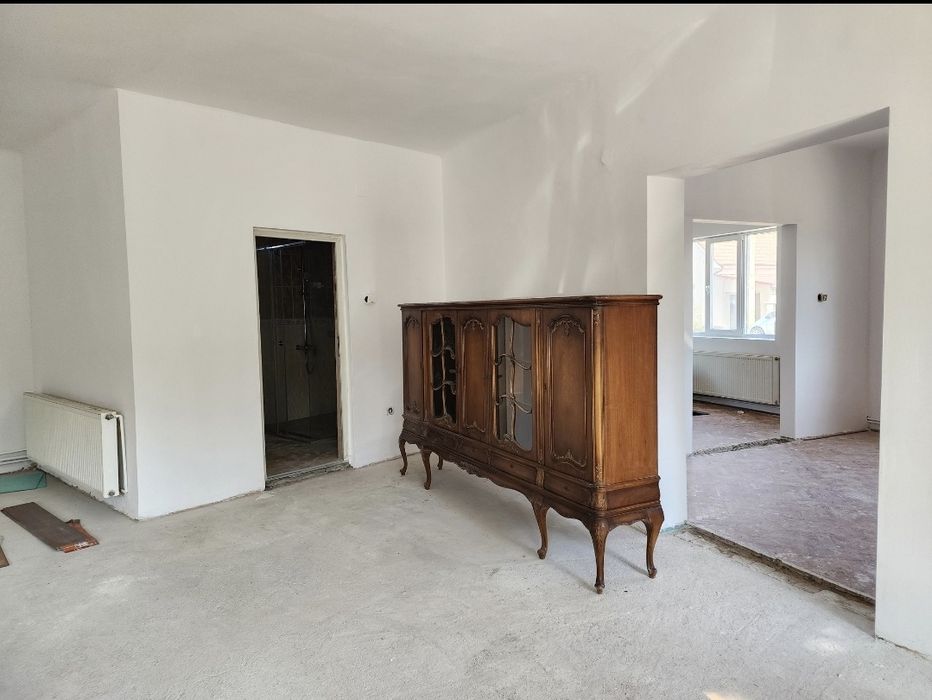 Inchiriez casa str Podeni, spatiu comercial