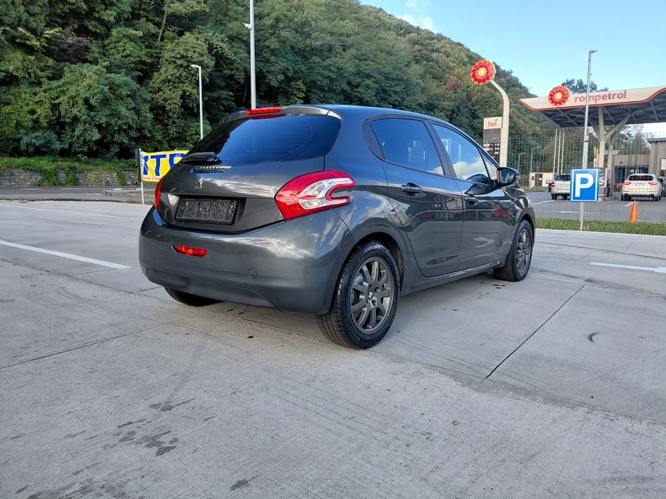 Peugeut 208 1,2 benzina an 2015 euro 5 Clima /Incalzire  scaune /Navigație/Jenti/