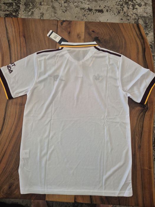 Новите тениски на Арсенал 25/26