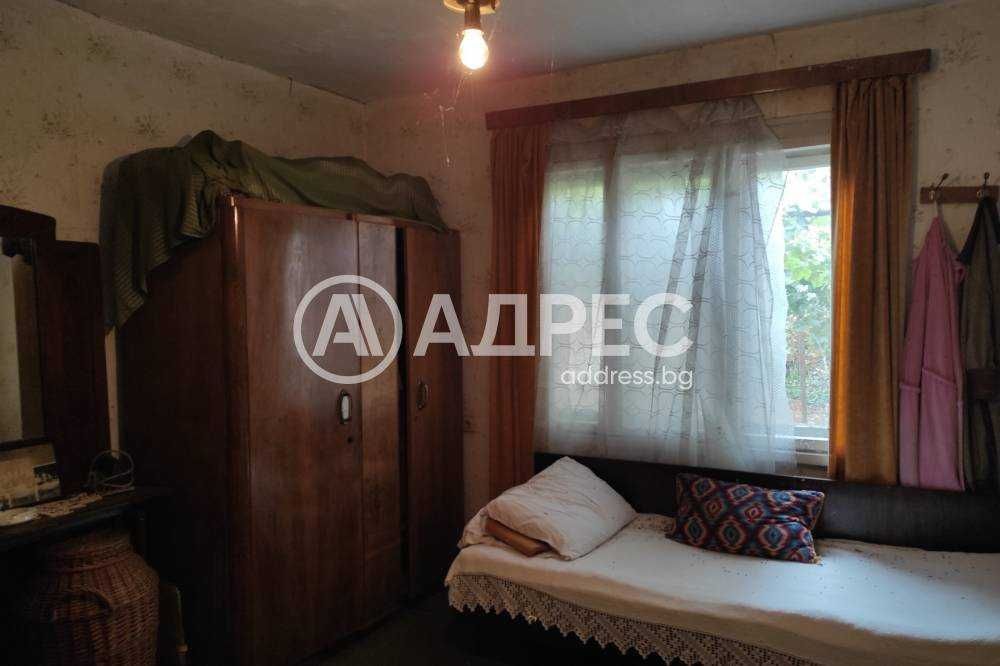 Продава се къща в кв. "Добровски"