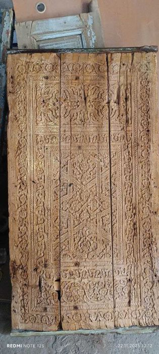 Qadimiy oymakor darvoza. Старинные резные ворота.