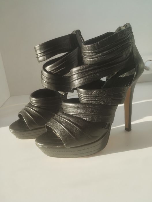 Високи черни токчета