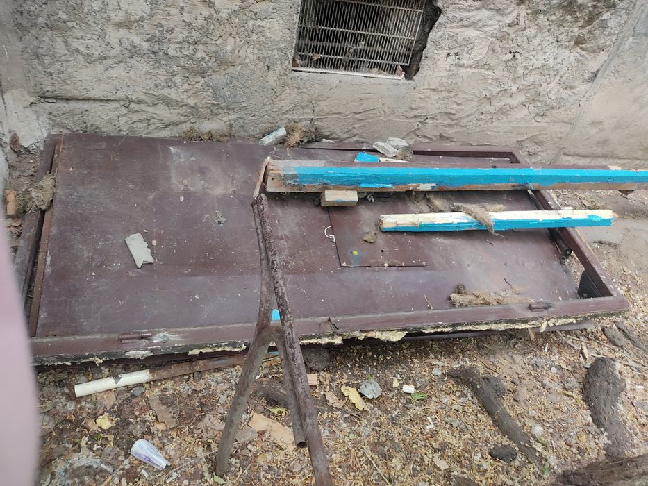 Продаю металлическую дверь