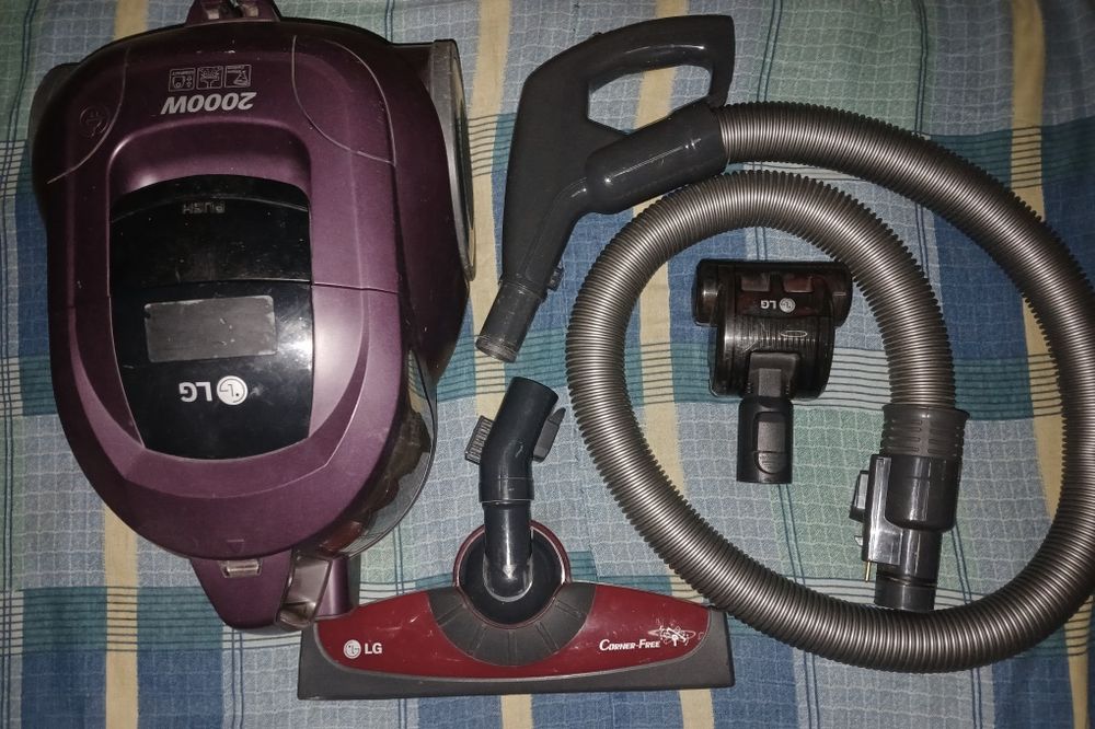 Пылесос LG 2000W циклонный, в хорошем состоянии