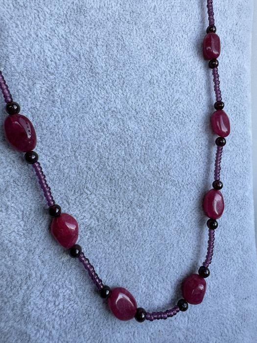 Colier confectionat din rubin, granate si inchizatoare argint