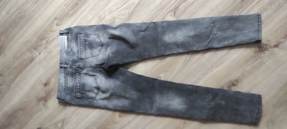 Дамски дънки с детайли