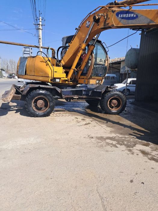 Ekskavator Yolg'iz  g'ildirakli bo'ri
