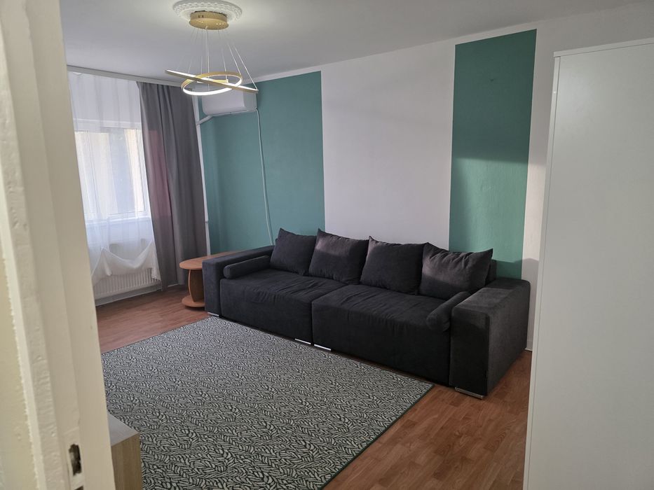 Inchiriez apartament 2 camere, decomandat, balcon, proaspat renovat, mobilat, utilat Arad, zona Aradul Nou vizavi de Gara, bloc reabilitat.