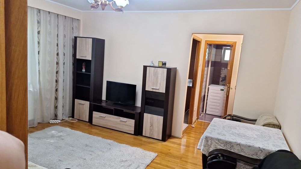 Închiriez apartament cu 2 camere