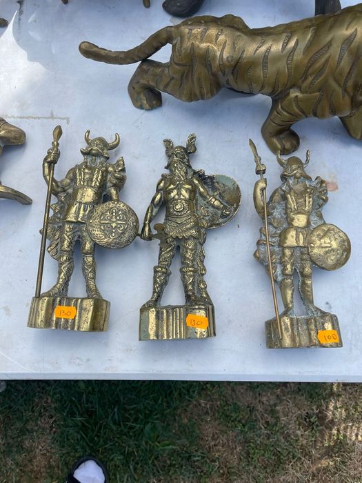 Бронзови фигури от Англия