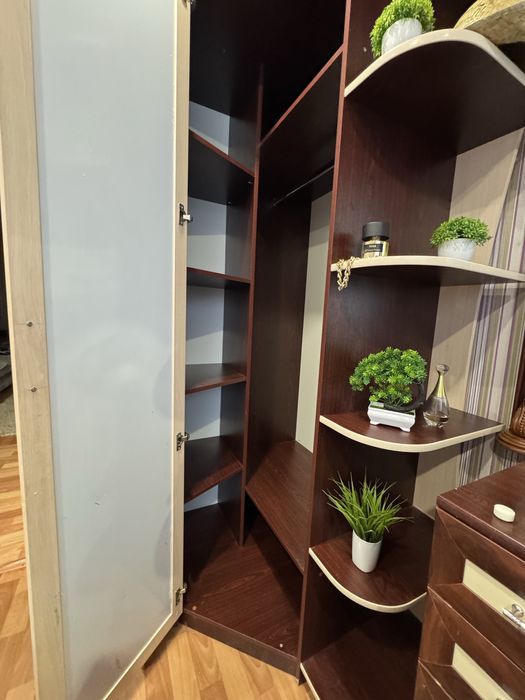 Продам угловой шкаф.