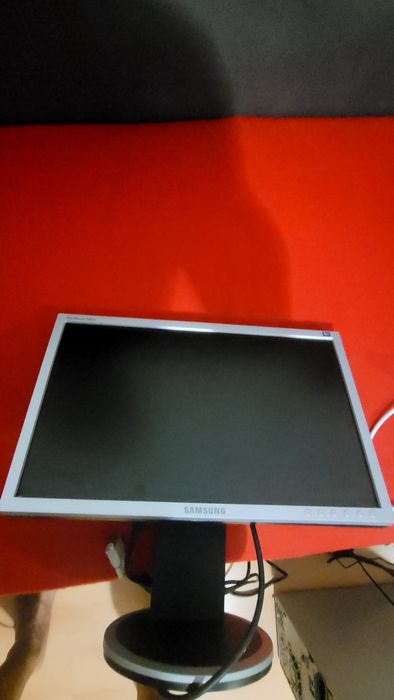 Продавам монитор Samsung 940 BW