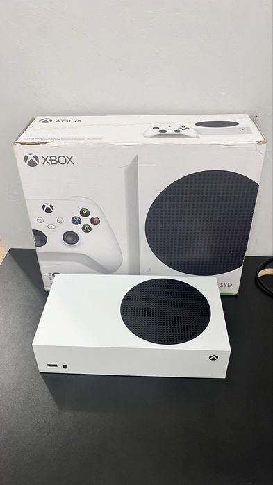 Продам Xbox serias S + 2 геймпада