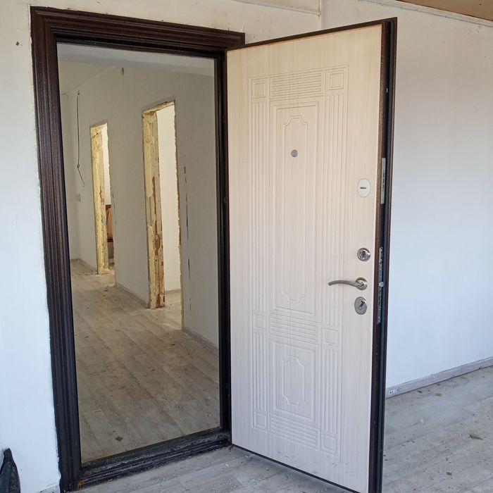 Продам делезную дверь