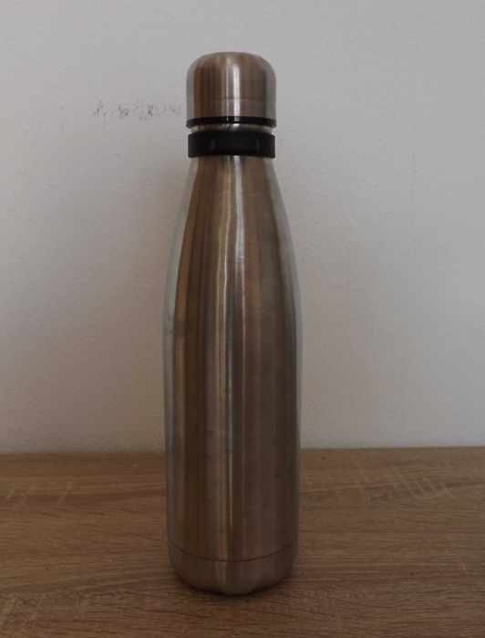 Метален термос и пластмасово шише за туризъм
