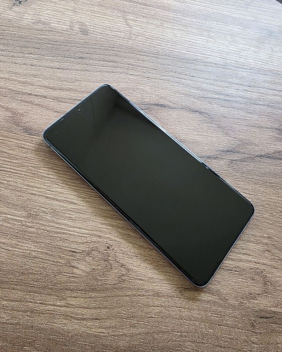 Смартфон Galaxy S20+ 
созданным при участии группы BTS