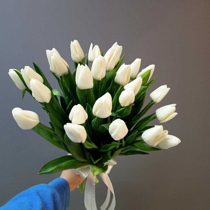 Свежие тюльпаны с красивым оформлением