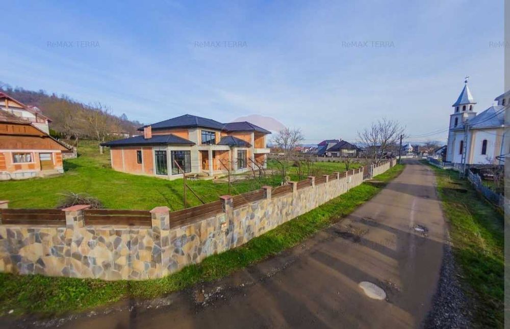 Casa de vânzare cu 20 arii teren Gardani la 28km de Baia Mare