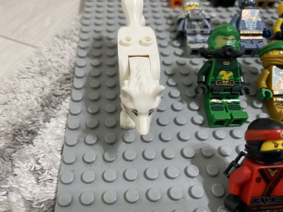 Продам лего фигурки