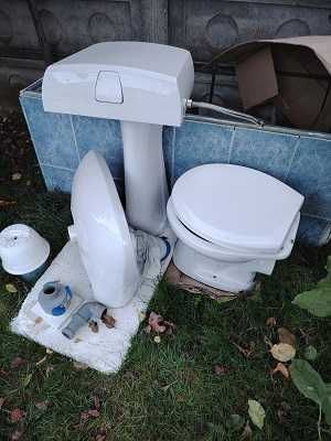 Vand set de baie compus din cada, chiuveta cu picior, vas wc cu capac.