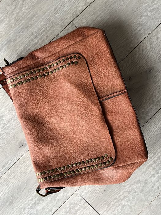 Geata foarte incapatoare, din piele