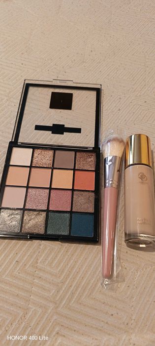 Гримове сенки, червила и гланцове