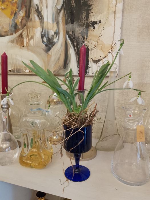 Стъклена симфония в синьо