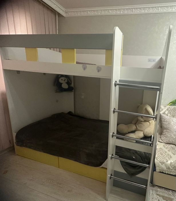 Двухярусный кроват