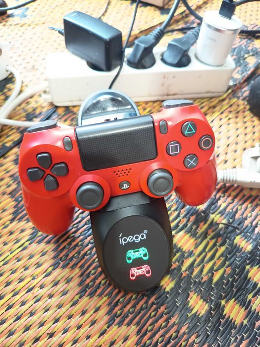 PS4 PRO 1 TB CUH-7216b с 4 игри !