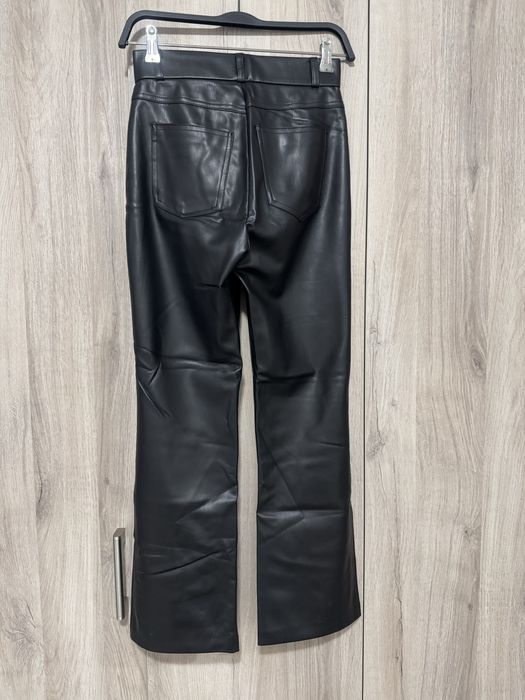 Pantaloni imitatie de piele Zara