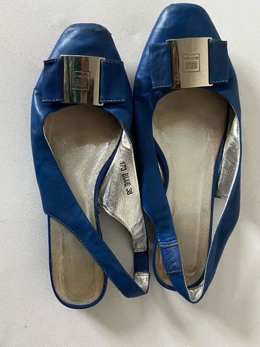 Продаются туфли разные.