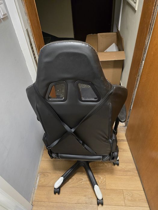 Продавам запазен геймърски стол