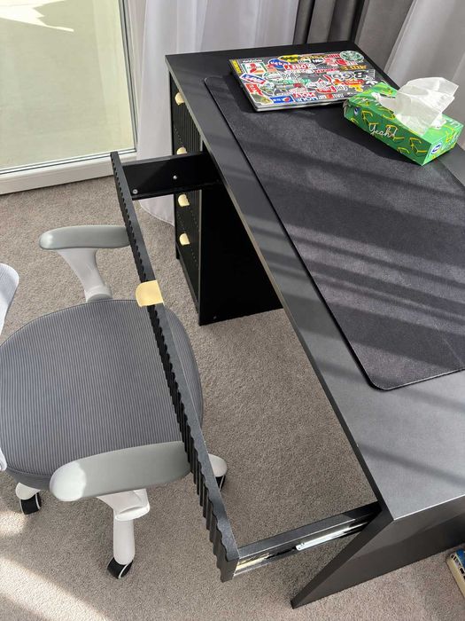 Birou modern negru cu fronturi riflate și scaun ergonomic copii