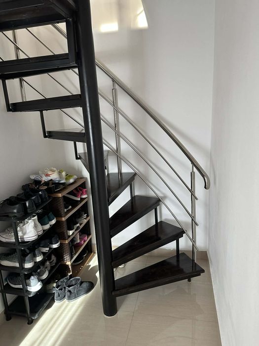 Vând scara interioară cu stâlp central și mâna curenta din inox. 
Scar