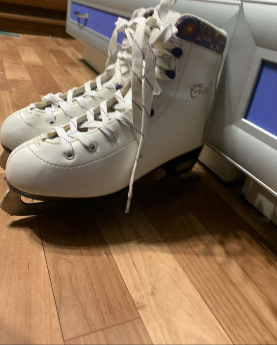 Коньки фигурные Giselle