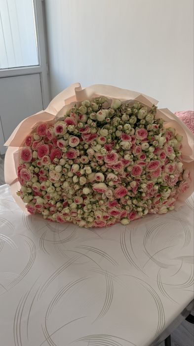 Шикарный букет из кустовых роз