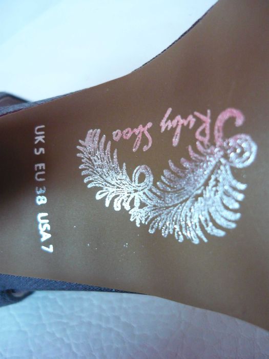 Продавам нови дамски сандали Ruby Shoo размер 37